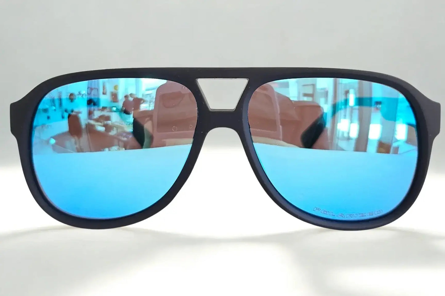 Giuliana Sunglasses - Fusion (Collezione Moderna): L'Incontro tra Classico e Avanguardia