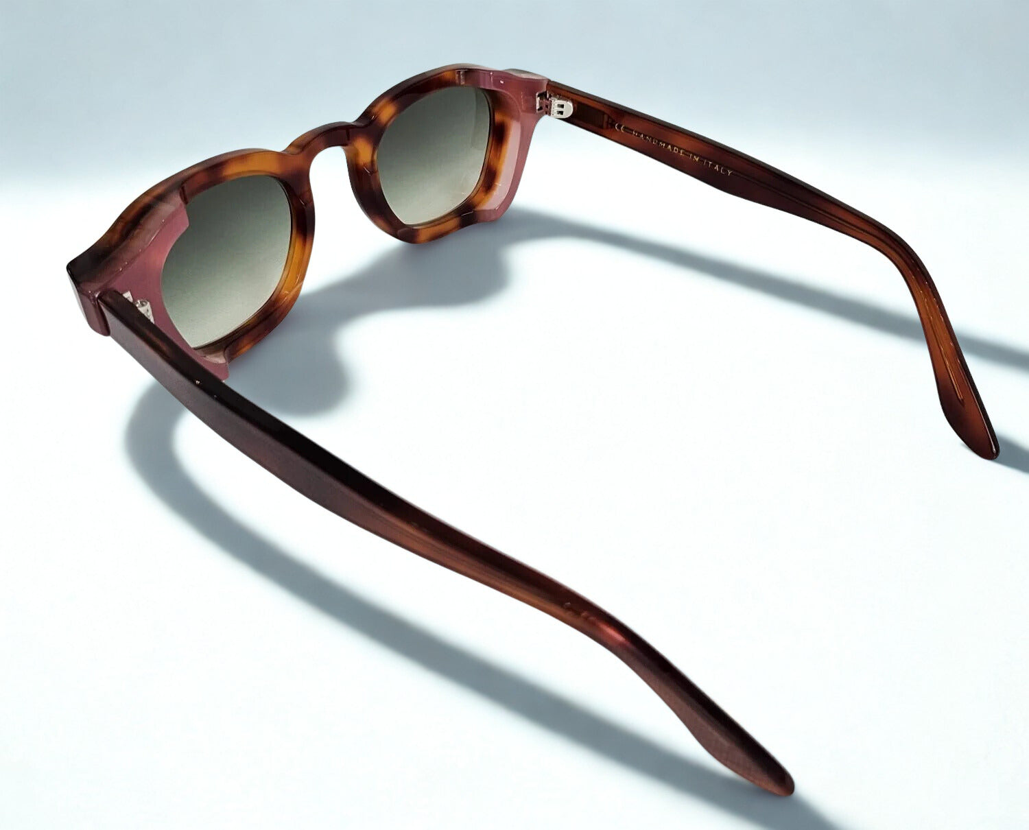 Giuliana Sunglasses Milano Noir: L'Audacia del Design Metropolitano Made in Italy