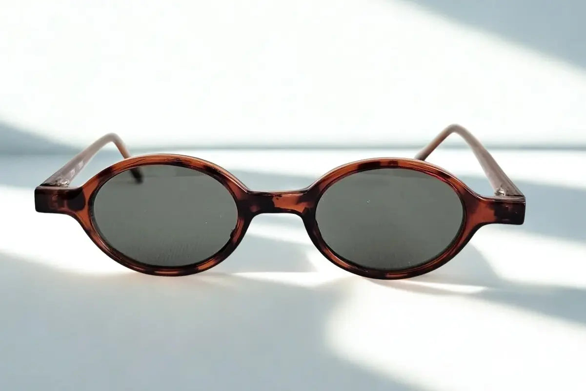 Giuliana Sunglasses - Orbit: Design Essenziale e Spirito Vintage Anni '60/'90, 100% Made in Italy