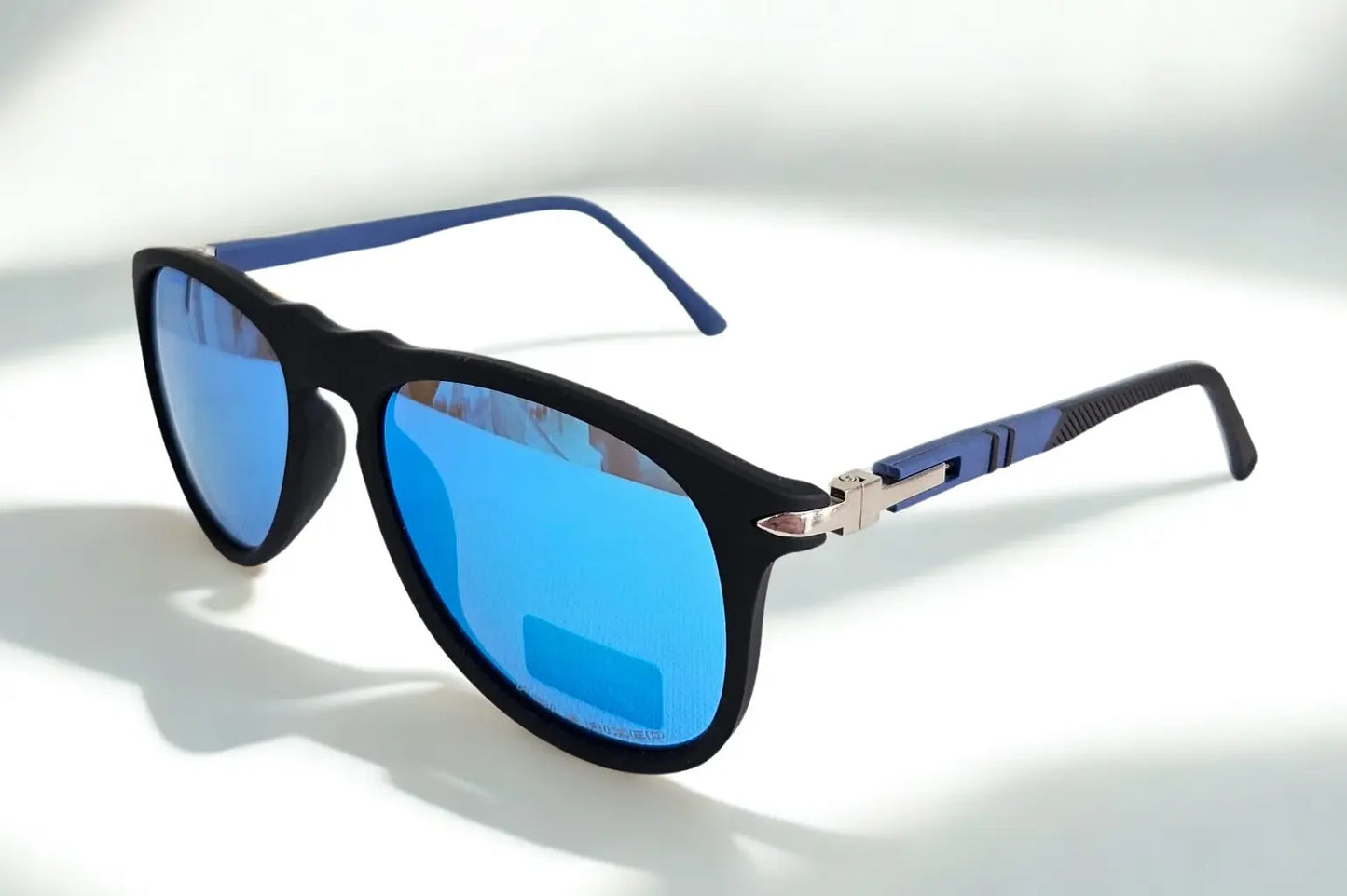 Giuliana Sunglasses - Skyline: L'Orizzonte dello Stile Urbano e Avventuroso